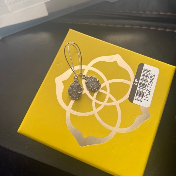 Kendrascott grey druzy macrame Dee drop platinum finish earrings - Picture 4 of 8